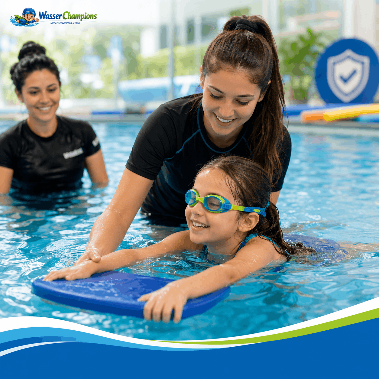 Schwimmlehrer-Helfer unterstützt Kinder im Schwimmkurs