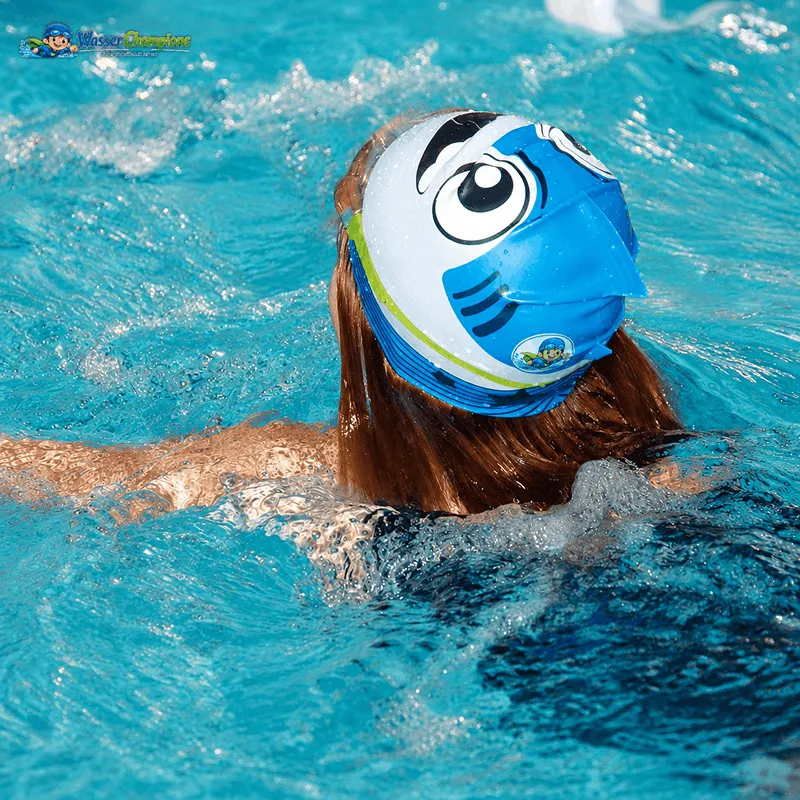 Kind im Schwimmkurs wird ruhig begleitet