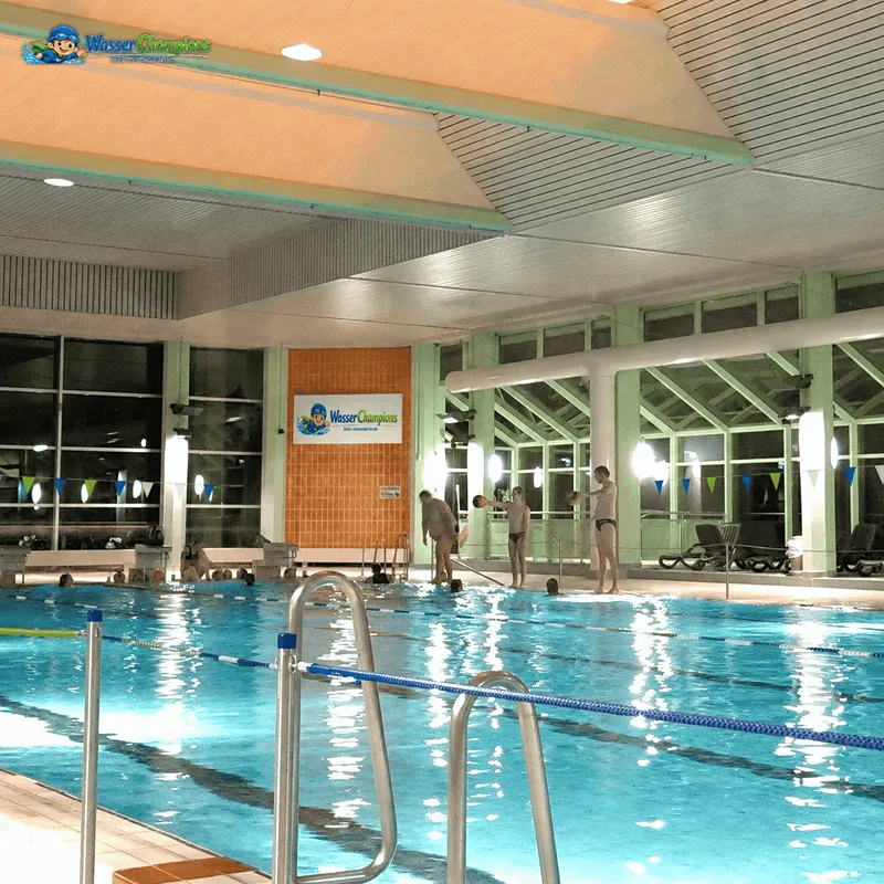 Kinder üben im Schwimmkurs – Baunach