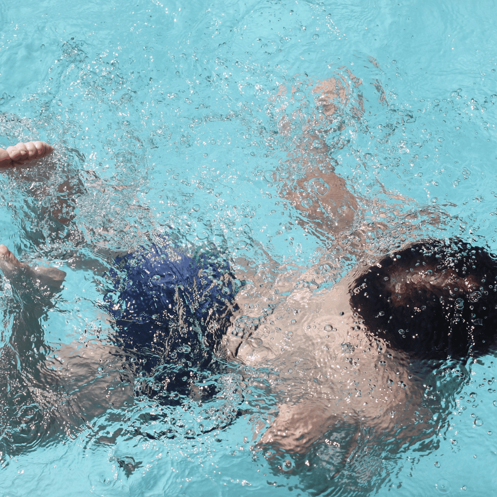 Kind mit besonderem Unterstützungsbedarf im Schwimmkurs einschätzen
