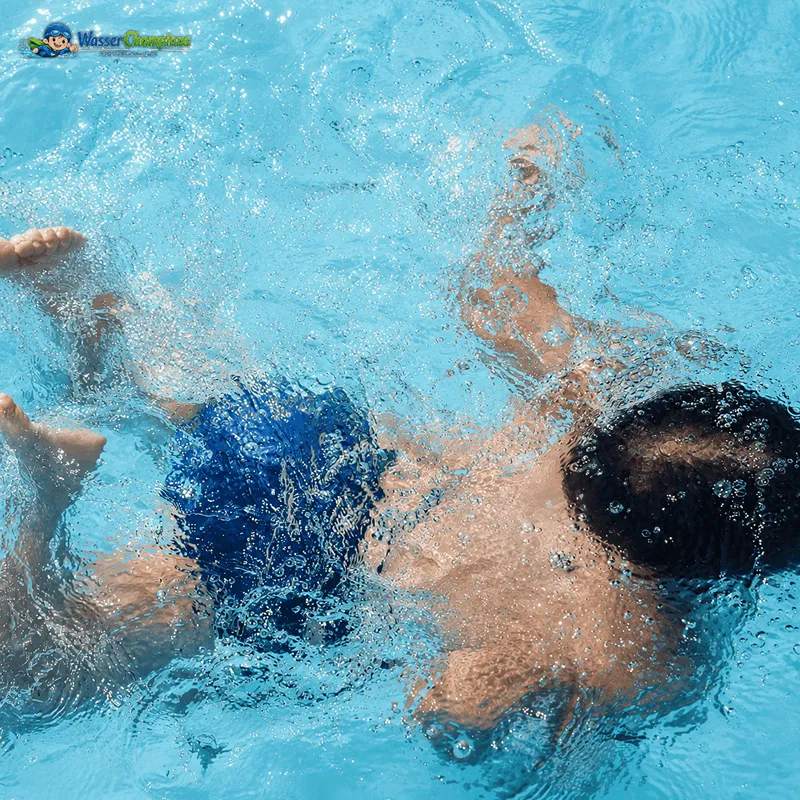 Kind mit besonderem Unterstützungsbedarf im Schwimmkurs einschätzen
