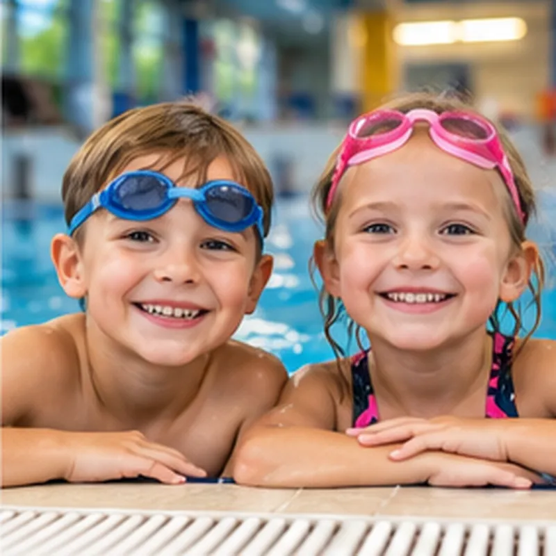 Kind beim Schwimmenlernen mit Schwimmhilfen – Bad Tabarz