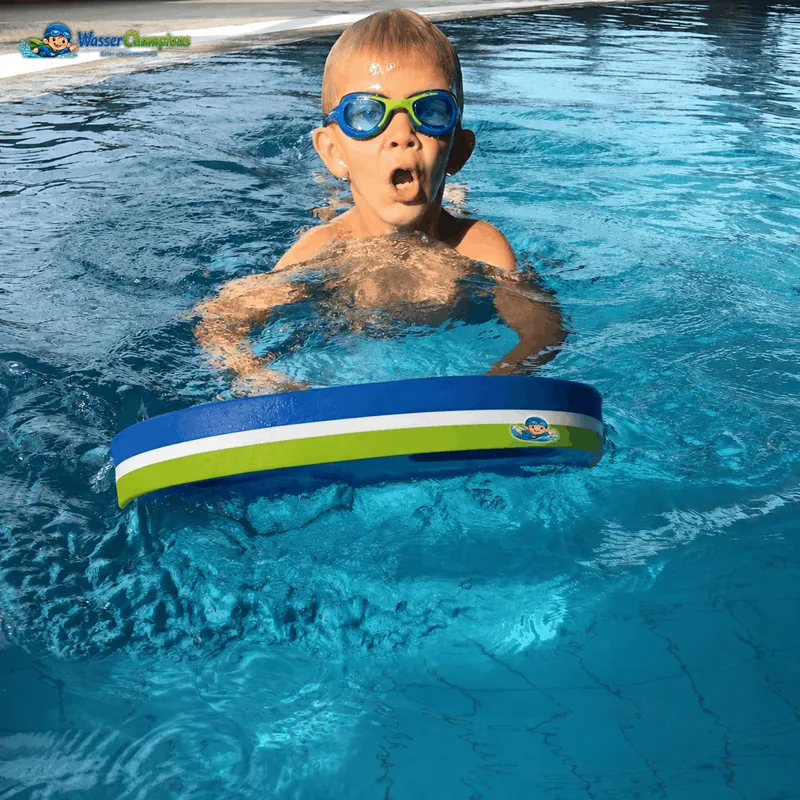 Eltern beobachten ihr Kind nach dem Seepferdchen im Wasser