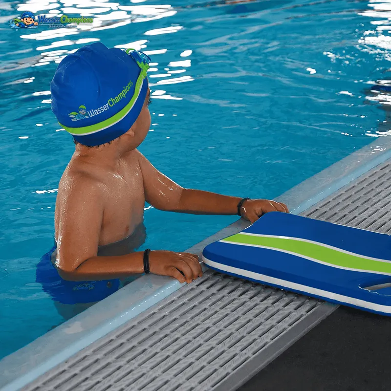 Kind im Schwimmkurs mit Kursleitung am Becken