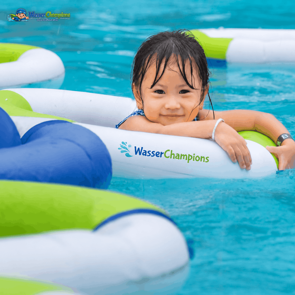 Kind vor dem Schwimmkurs mit Kursleitung