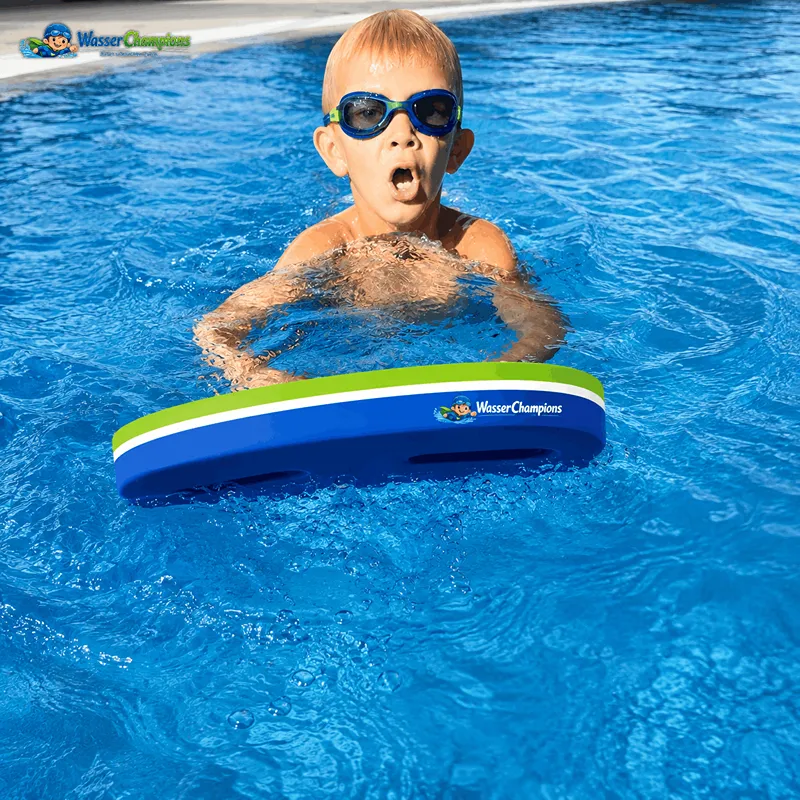 Kind beim Üben im Wasser