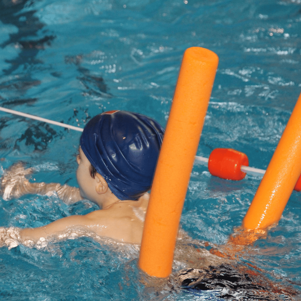 Eltern prüfen die Kosten für einen Schwimmkurs für Kinder