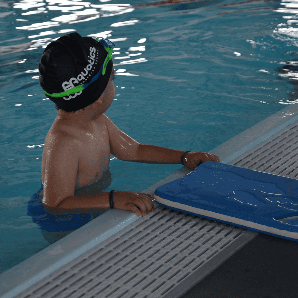 Kinder im Schwimmkurs