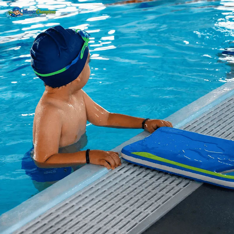 Kinder im Schwimmkurs