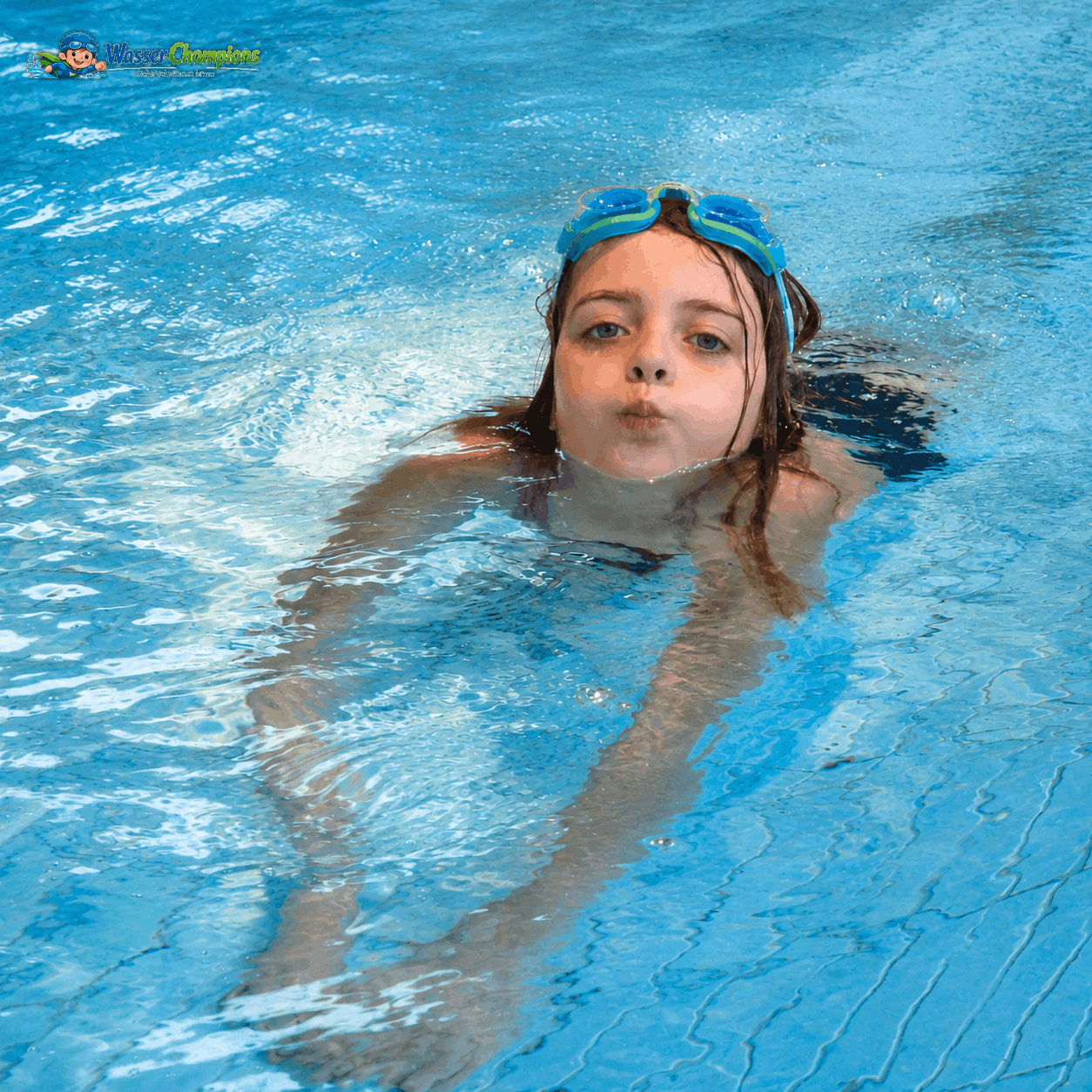 Kind lernt im Schwimmkurs Schritt für Schritt